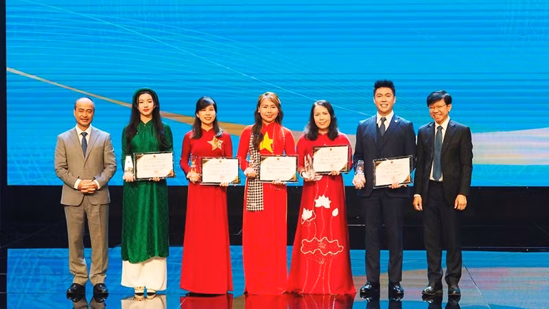 Tiến sĩ Hoàng Thị Hồng Hà được trao tặng danh hiệu “Sứ giả tiếng Việt ở nước ngoài năm 2025”. 