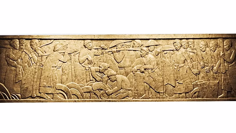 Phù điêu trong quá trình tu bổ.