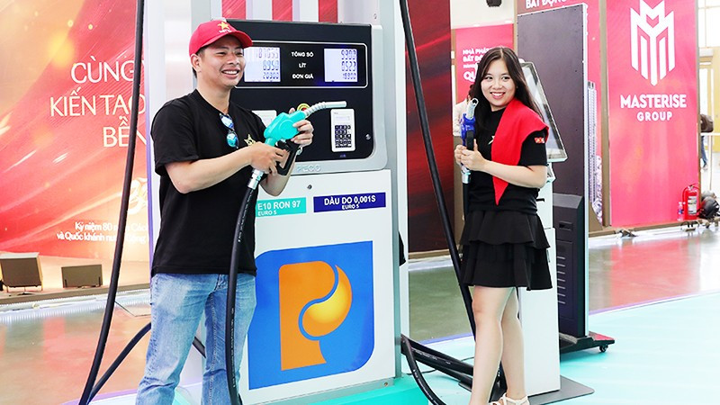 Giới thiệu xăng E10 tại Triển lãm 80 năm thành tựu đất nước. Ảnh: ANH QUÂN