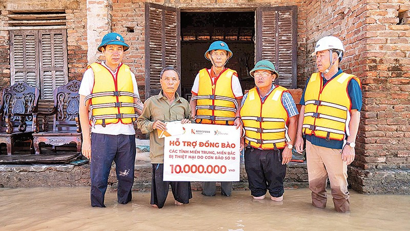 Ngày 4/10, Văn phòng Báo Nhân Dân tại Nghệ An phối hợp Quỹ Khởi sự từ tâm (Tập đoàn Kim Oanh) và UBMTTQ Việt Nam trao tặng 2 tỷ đồng cho người dân vùng lũ.