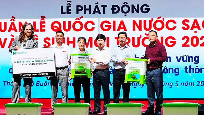 Lãnh đạo Cục Quản lý và Xây dựng công trình thủy lợi tặng bình đựng nước và thiết bị rửa tay di động cho học sinh THCS trên địa bàn tỉnh Đắk Lắk.