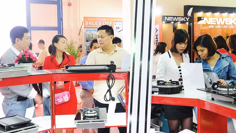 Nguồn lực tài chính gia đình tăng lên đã giúp người dân mua sắm thoải mái hơn. Ảnh: HẢI NAM