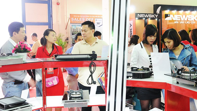 Nguồn lực tài chính gia đình tăng lên đã giúp người dân mua sắm thoải mái hơn. Ảnh: HẢI NAM