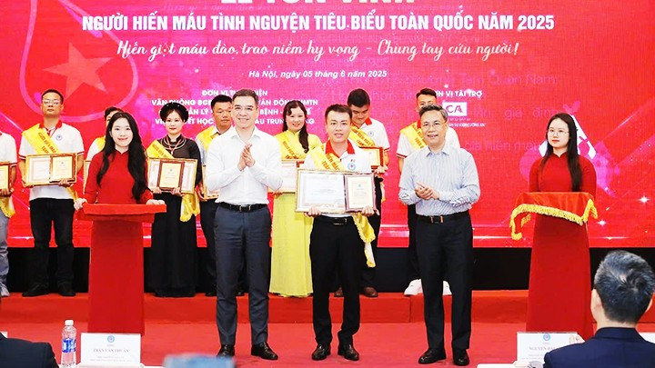 Anh Toàn (đứng giữa) nhận Bằng khen tại lễ tôn vinh Người hiến máu tình nguyện tiêu biểu toàn quốc năm 2025.
