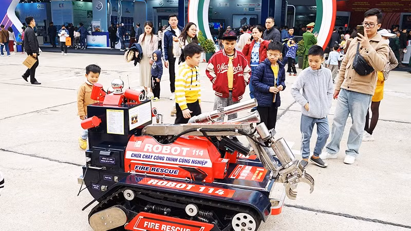 Doanh nghiệp giới thiệu Robot chữa cháy tại triển lãm quốc phòng. Ảnh: NAM HẢI