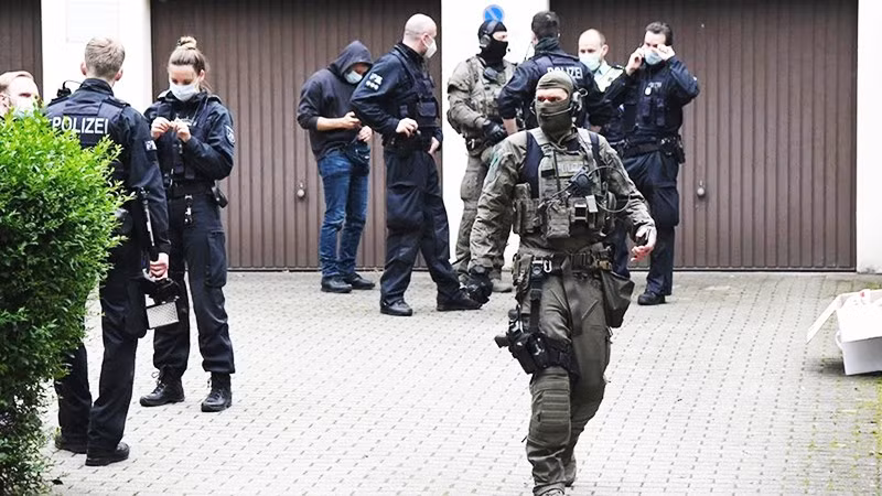 Cảnh sát Đức trong một chiến dịch triệt phá tội phạm rửa tiền. Ảnh: DPA