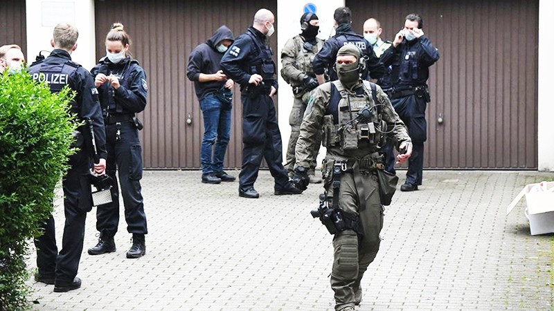 Cảnh sát Đức trong một chiến dịch triệt phá tội phạm rửa tiền. Ảnh: DPA