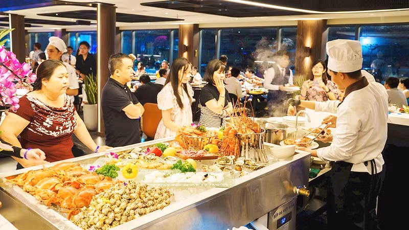 Du khách trải nghiệm du lịch ẩm thực tại Thành phố Hồ Chí Minh. Ảnh: TUYẾT HOÀNG