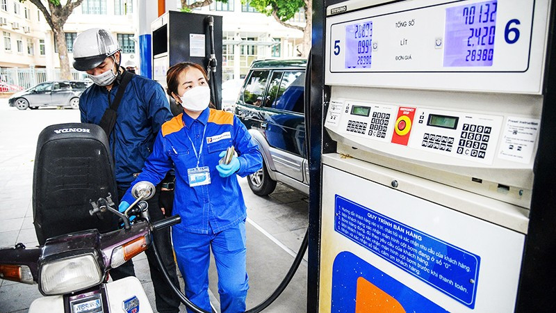 Dự kiến tiêu thụ nội địa trong 6 tháng cuối năm sẽ đạt 7,4 triệu tấn xăng dầu các loại (tương đương 8,8 triệu m³). Ảnh: THÀNH ĐẠT