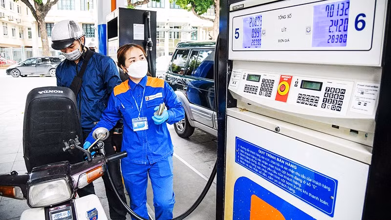 Dự kiến tiêu thụ nội địa trong 6 tháng cuối năm sẽ đạt 7,4 triệu tấn xăng dầu các loại (tương đương 8,8 triệu m³). Ảnh: THÀNH ĐẠT