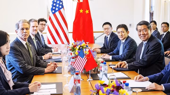 Một cuộc đàm phán thương mại gần đây giữa hai phái đoàn Mỹ (trái) và Trung Quốc. Ảnh: CNN