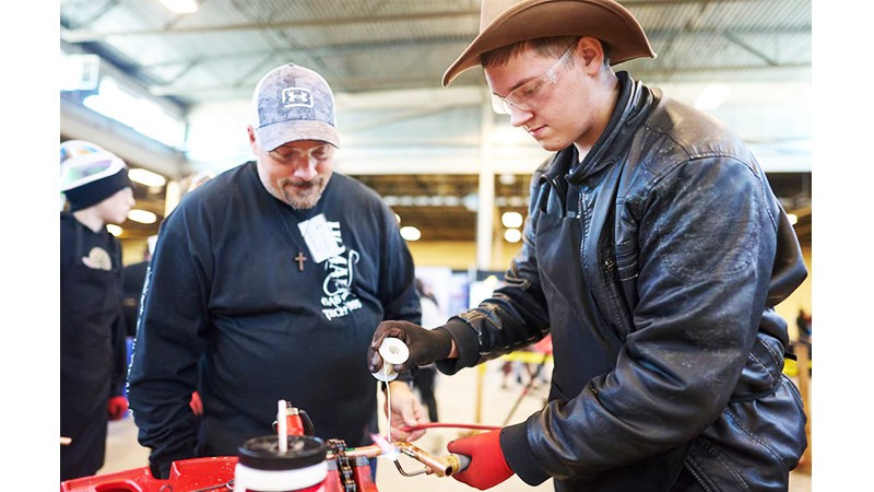 Friesen trải nghiệm tại hội chợ hướng nghiệp. Ảnh: THE GLOBE AND MAIL