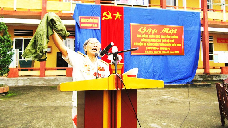 Bác Nguyễn Hưng Canh giới thiệu kỷ vật chiến tranh khi nói chuyện với học sinh tại các trường.