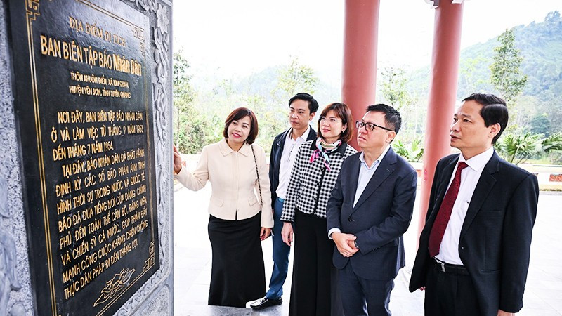 Cán bộ, phóng viên Báo Nhân Dân thăm địa điểm di tích nơi Ban Biên tập Báo làm việc từ tháng 9/1953 đến tháng 7/1954 tại Tuyên Quang.