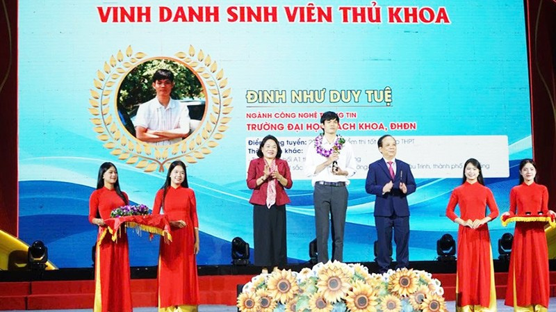 Chương trình vinh danh thủ khoa