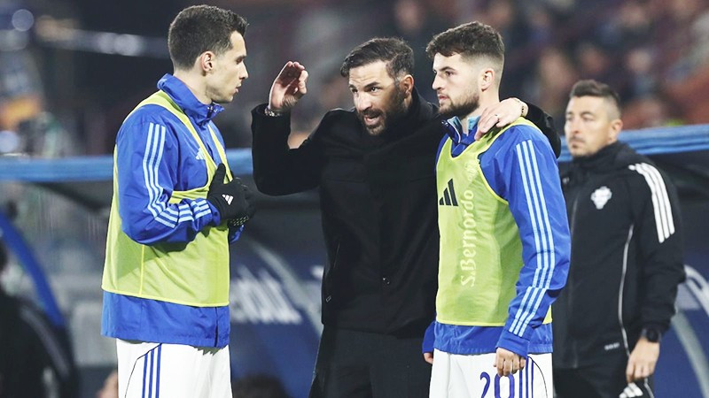 Dưới sự dẫn dắt của Cesc Fabregas (giữa), Como 1907 đang là hiện tượng của Serie A mùa này.