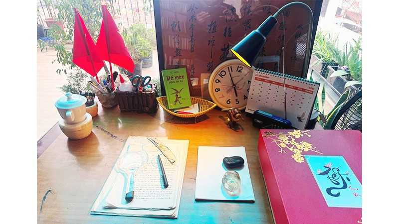 Bàn viết với những kỷ vật của nhà văn Tô Hoài.