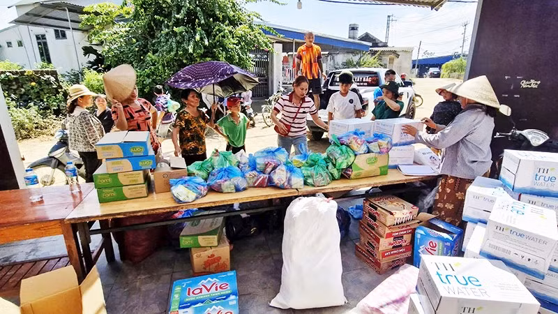 Nghĩa đồng bào cùng nhau vượt qua hoạn nạn.