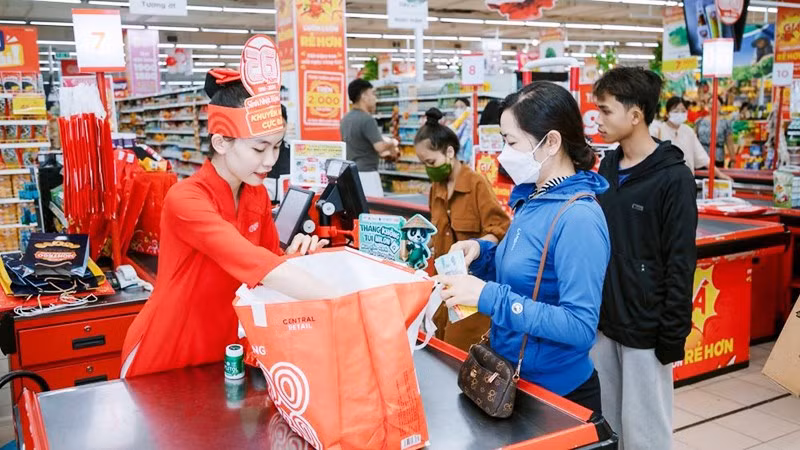 Dùng túi tái sử dụng thay thế túi nylon đang được một số siêu thị trên địa bàn TP Hà Nội áp dụng.