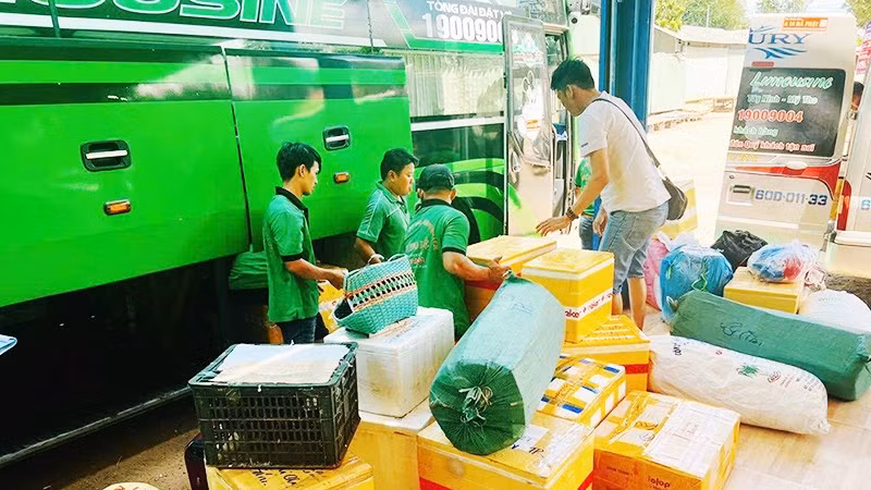 Cần kiểm soát việc chở hàng của các nhà xe để bảo đảm đúng tải trọng cho phép.