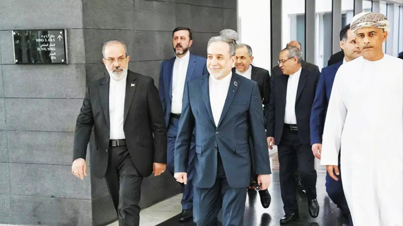Bộ trưởng Ngoại giao Abbas Araghchi (giữa) và phái đoàn đàm phán Iran tại Oman. Ảnh: AP