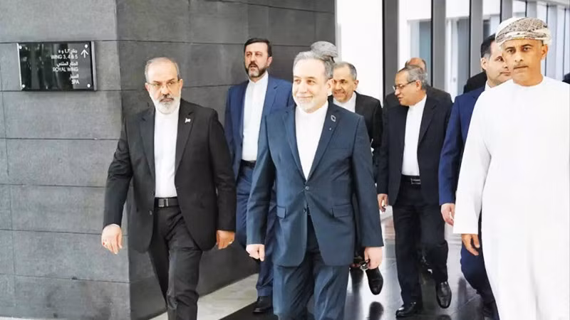 Bộ trưởng Ngoại giao Abbas Araghchi (giữa) và phái đoàn đàm phán Iran tại Oman. Ảnh: AP