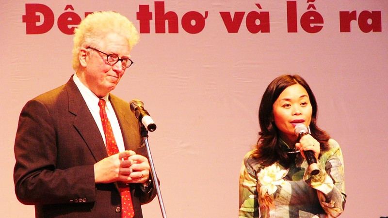 Nhà thơ Kevin Bowen và nhà thơ Nguyễn Phan Quế Mai trong cuộc ra mắt tập thơ "Khúc hát thành Cổ Loa" của ông tại Việt Nam. Ảnh: QUANG HƯNG