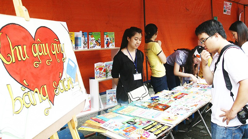 Một hoạt động cổ vũ văn hóa đọc. Ảnh: KHIẾU MINH