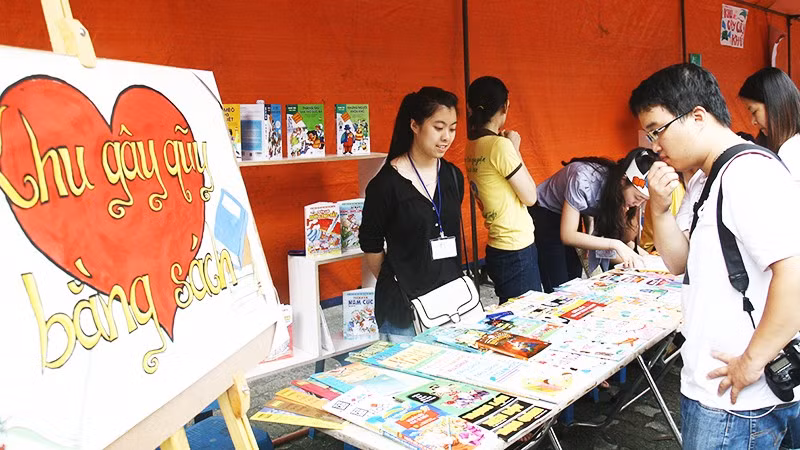 Một hoạt động cổ vũ văn hóa đọc. Ảnh: KHIẾU MINH