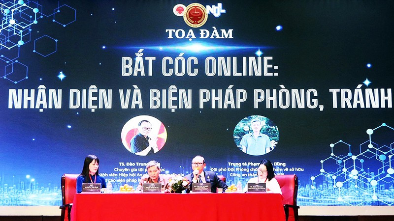 Các chuyên gia chia sẻ kiến thức về phòng, tránh tội phạm online tại buổi tọa đàm.