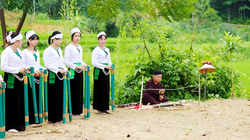 Biểu diễn trống đất kết hợp hát ví, hát giang của người Mường.