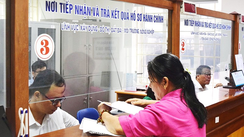 Người dân làm thủ tục cấp sổ đỏ lần đầu tại Trung tâm Dịch vụ hành chính công phường Tây Mỗ (Hà Nội).
