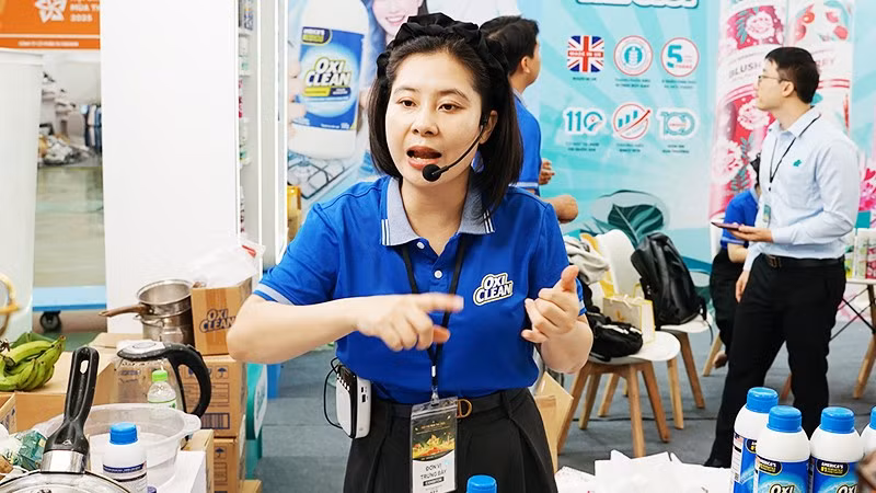 Thương mại điện tử là kênh kinh doanh quan trọng, giúp doanh nghiệp tiếp cận khách hàng. Ảnh: BẮC SƠN