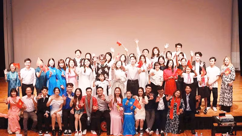 Dù ở xa Tổ quốc, cộng đồng người Việt Nam ở nước ngoài luôn tự hào hướng về quê hương.