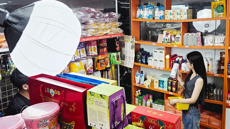 Một buổi quay quảng cáo bán hàng. Ảnh: NGUYỆT ANH