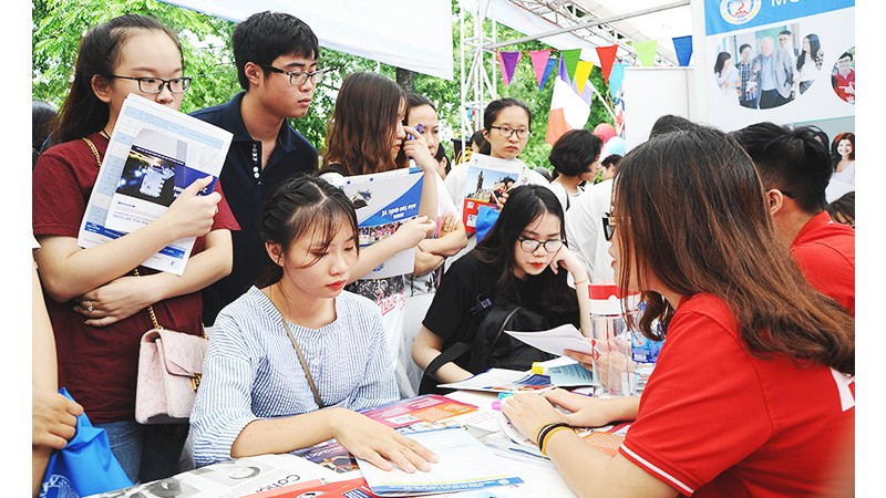 Học sinh tìm hiểu thông tin tuyển sinh tại các trường. Ảnh: NAM HẢI