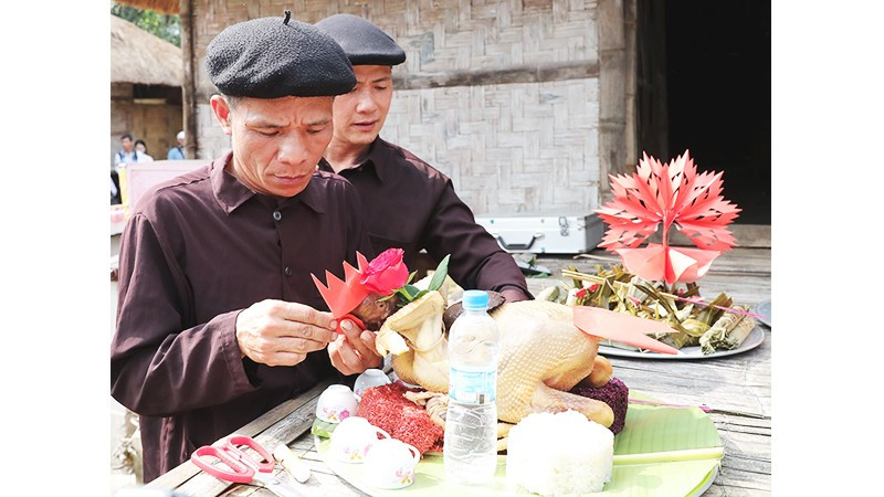 Chu đáo chuẩn bị lễ vật.