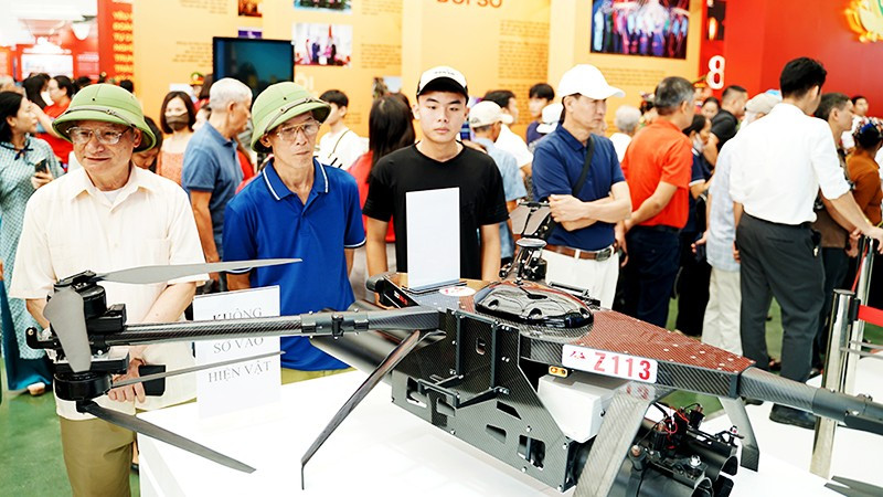 UAV được nhiều người dân quan tâm tại Triển lãm kỷ niệm 80 năm Quốc khánh 2/9. Ảnh: NGUYỆT ANH