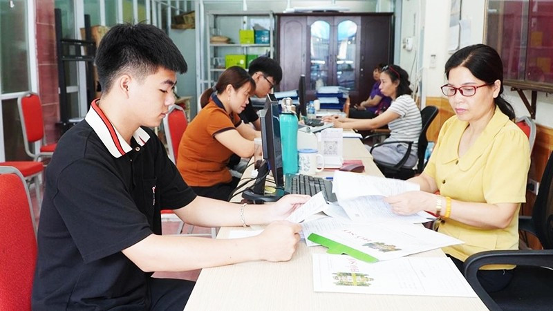 Lao động trẻ tìm kiếm việc làm tại Trung tâm Dịch vụ việc làm Hà Nội. 
