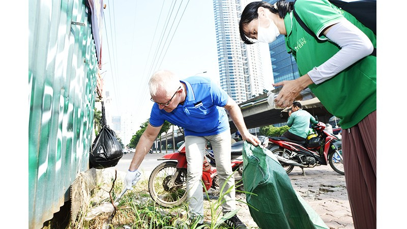 Hưởng ứng Ngày Dọn rác tại Hà Nội. Ảnh: LET'S DO IT VIETNAM