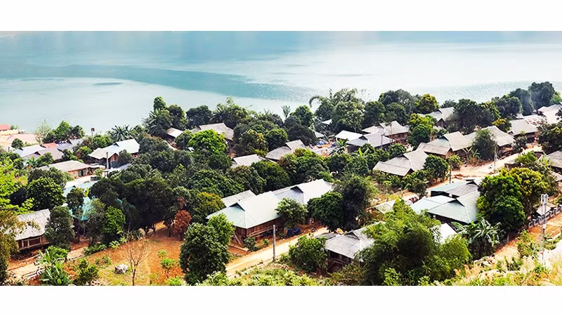 Bản tái định cư của đồng bào bên bờ sông Đà (Tủa Chùa, Điện Biên).