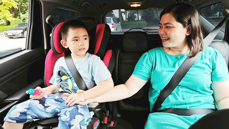 Từ ngày 1/1/2026 tới đây, trẻ em dưới 10 tuổi và chiều cao dưới 1,35 m sẽ không được ngồi cùng hàng ghế với lái xe và phải sử dụng thiết bị an toàn phù hợp.