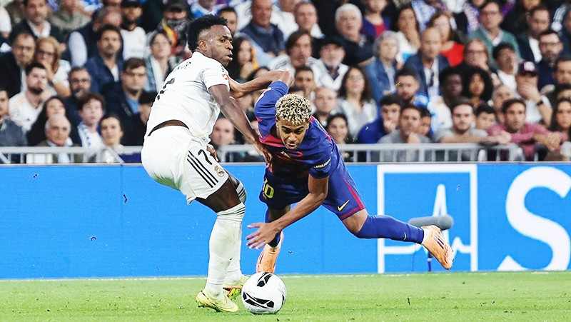 Lamine Yamal trở thành biểu tượng cho sự mất kiểm soát của Hansi Flick.