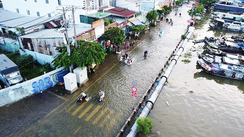 Ngập do triều cường tại TP. Hồ Chí Minh. Ảnh: THẾ ANH