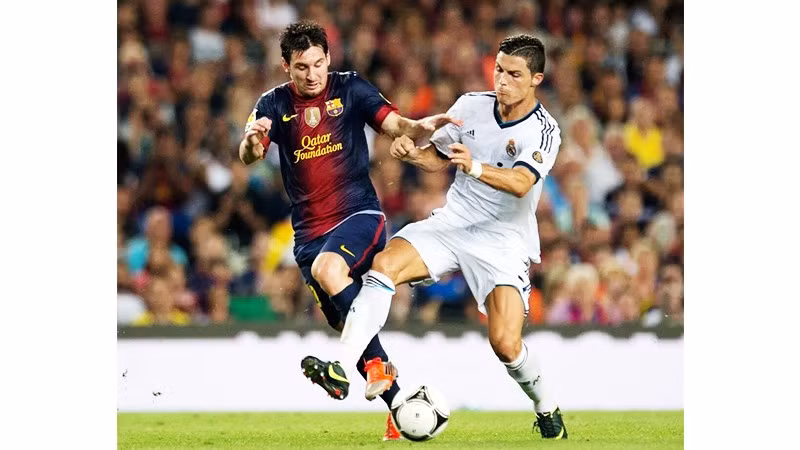 Với giới mộ điệu, được chứng kiến cuộc đua kéo dài suốt hai thập kỷ giữa Messi (trái) và Ronaldo là điều may mắn.
