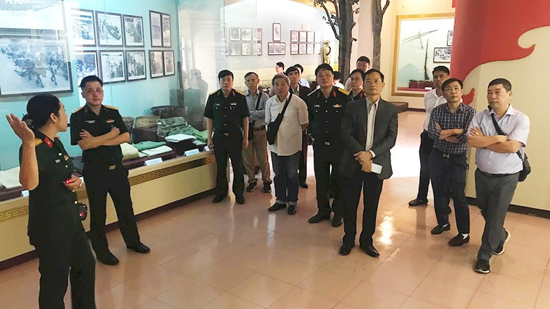 Một số hoạt động hợp tác sáng tác giữa văn nghệ sĩ và quân đội đạt được hiệu quả nhất định. Ảnh: DƯƠNG XUÂN 