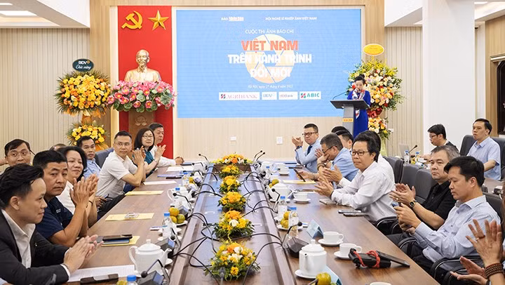 Ghi dấu đổi mới bằng ảnh báo chí