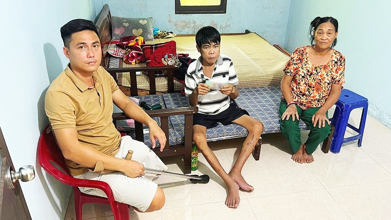 Anh Phi trao quà của nhà hảo tâm cho trường hợp mắc bệnh hiểm nghèo trên địa bàn.