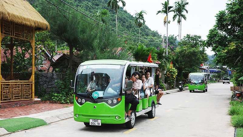 Xe điện phục vụ du khách tại đặc khu Cát Bà (Hải Phòng). Ảnh: KHIẾU MINH
