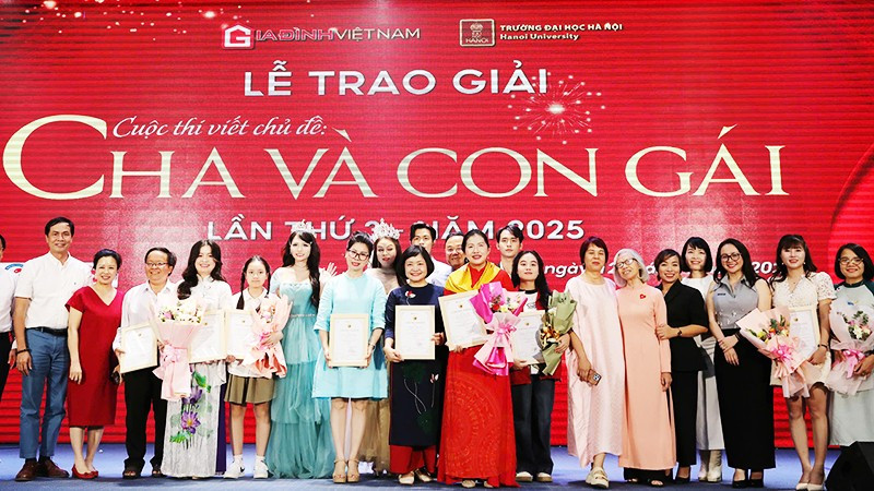 Các tác giả đoạt giải chụp ảnh lưu niệm. Ảnh: KHIẾU MINH